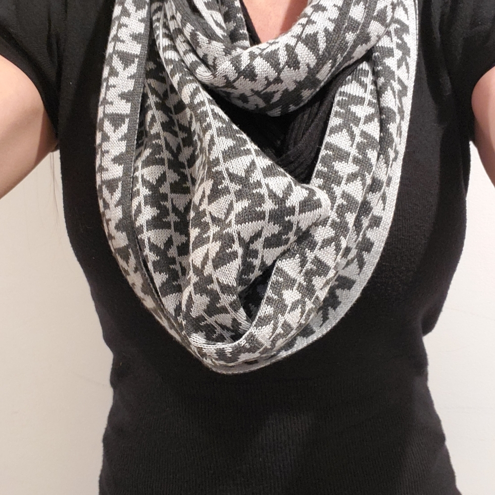 NWT Michael Kors Infinity Scarf